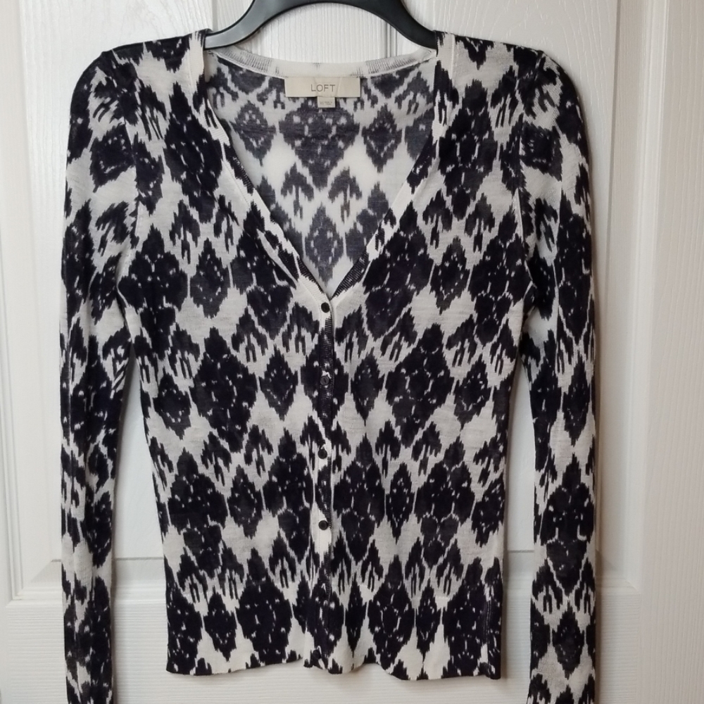 LOFT VERY LIGHT WEIGHT SWEATER